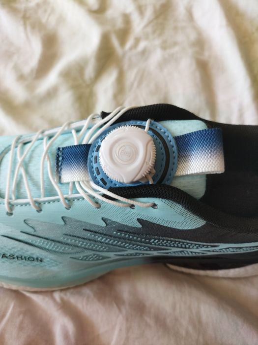 Кросівки з дисковим регулятором затяжки шнурків