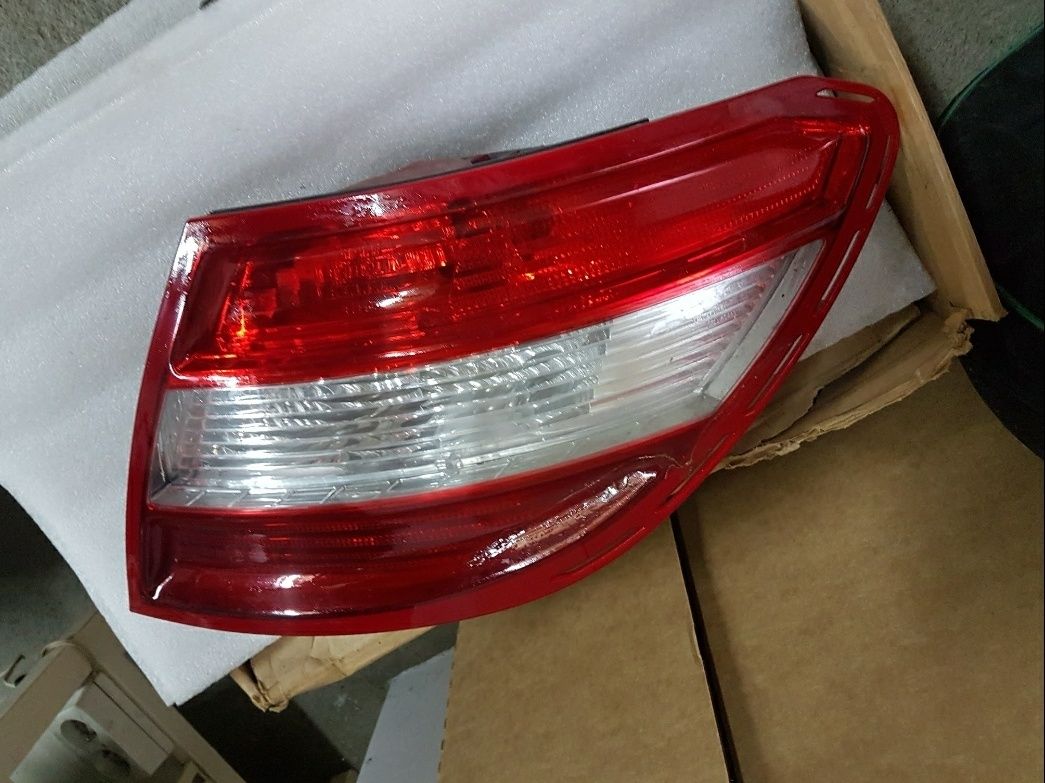 Lampa prawa tył mercedes w204