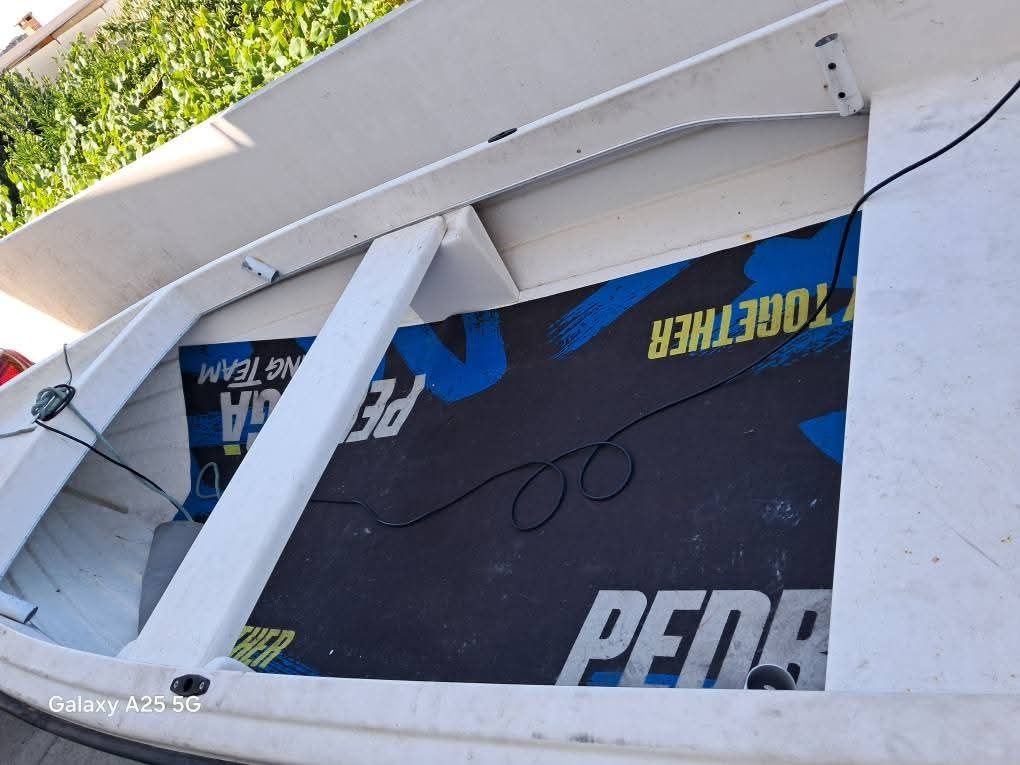 Barco com tudo é em dia é com reboque