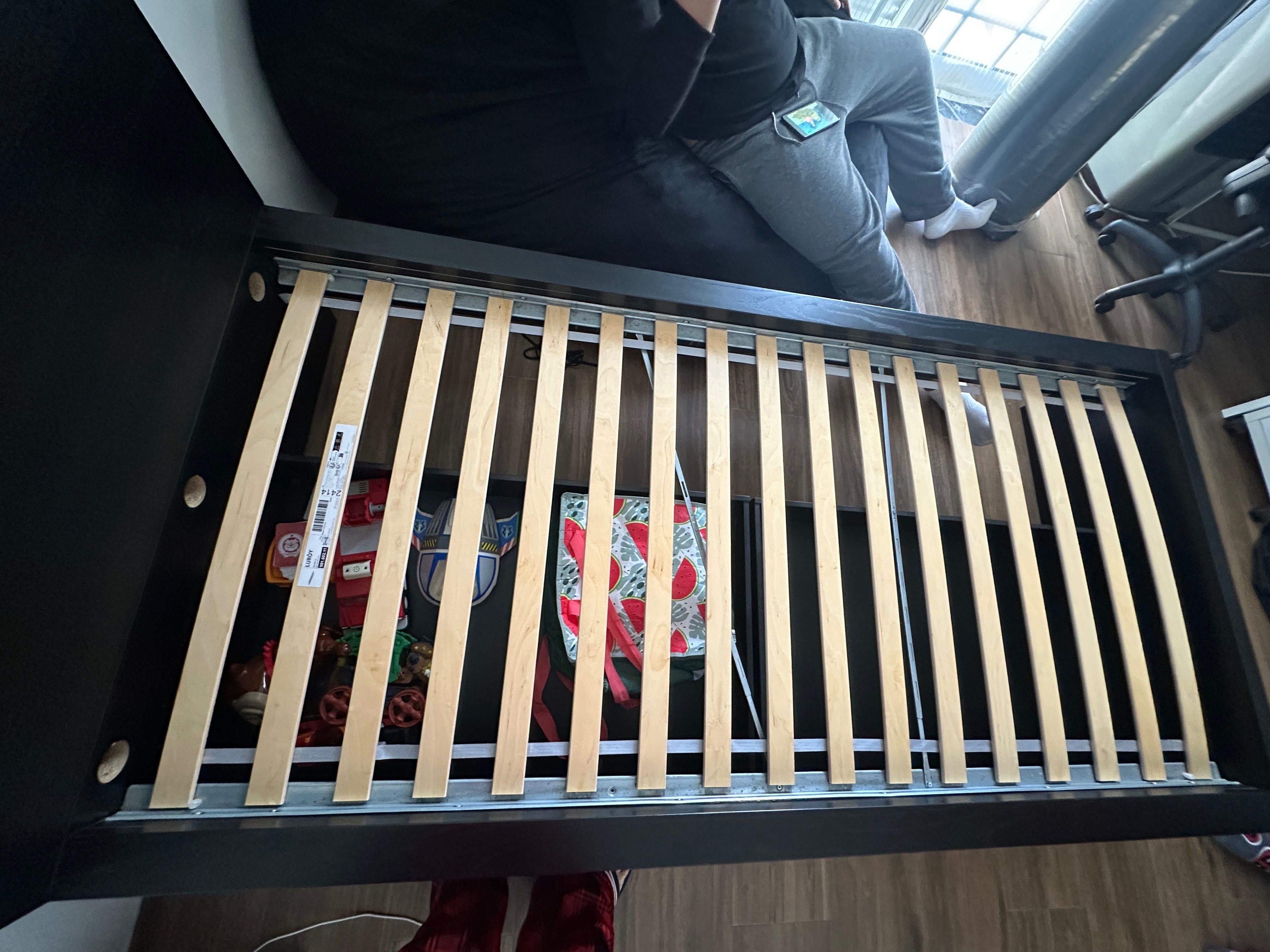 Cama solteiro Ikea Malm com gavetões e colchão em excelente estado