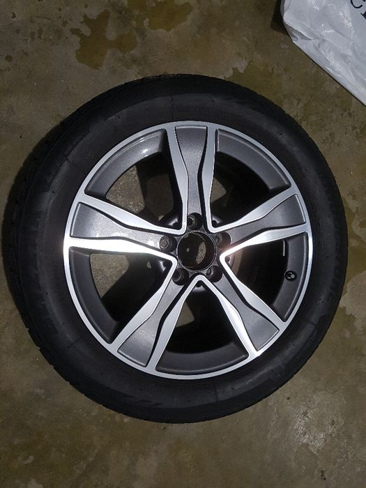 Jantes 17'' - Originais Mercedes e pneus de Inverno Bridgestone.