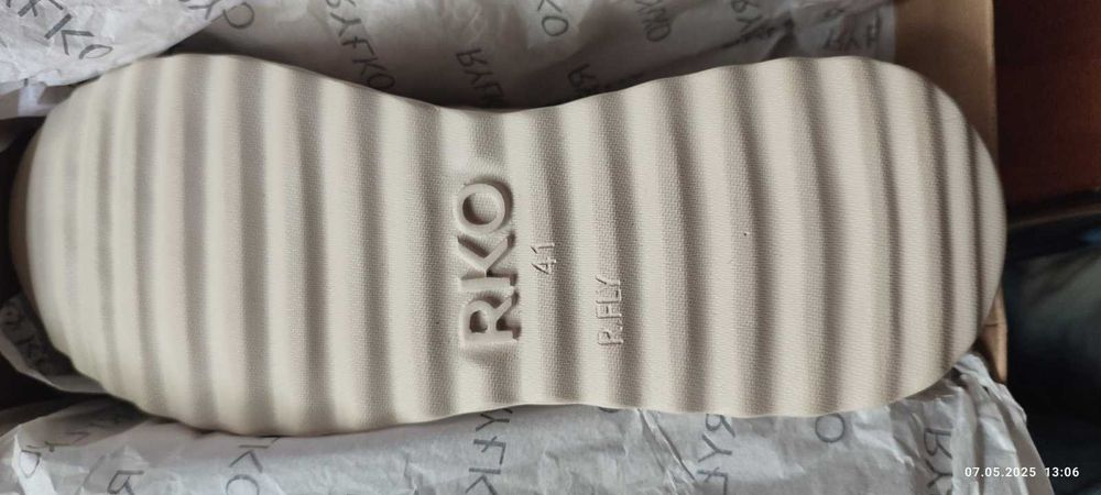 Кросівки шкіряні ортопедичні, устілка 27,3 мм. Ціна мінімальна!