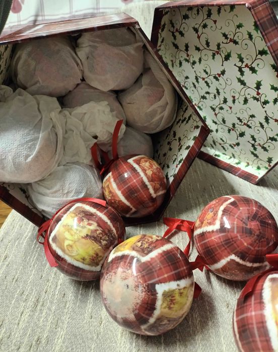 Caixa com 12 bolas natalícias