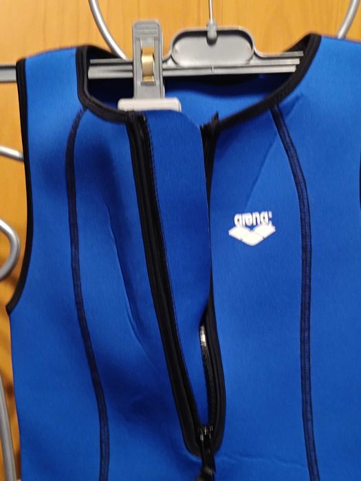 Fato em neoprene para menino marca arena. 7/8 anos