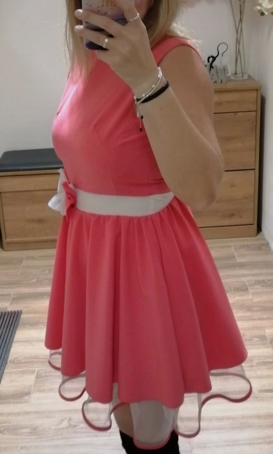 Sukienka różowa rozkloszowana