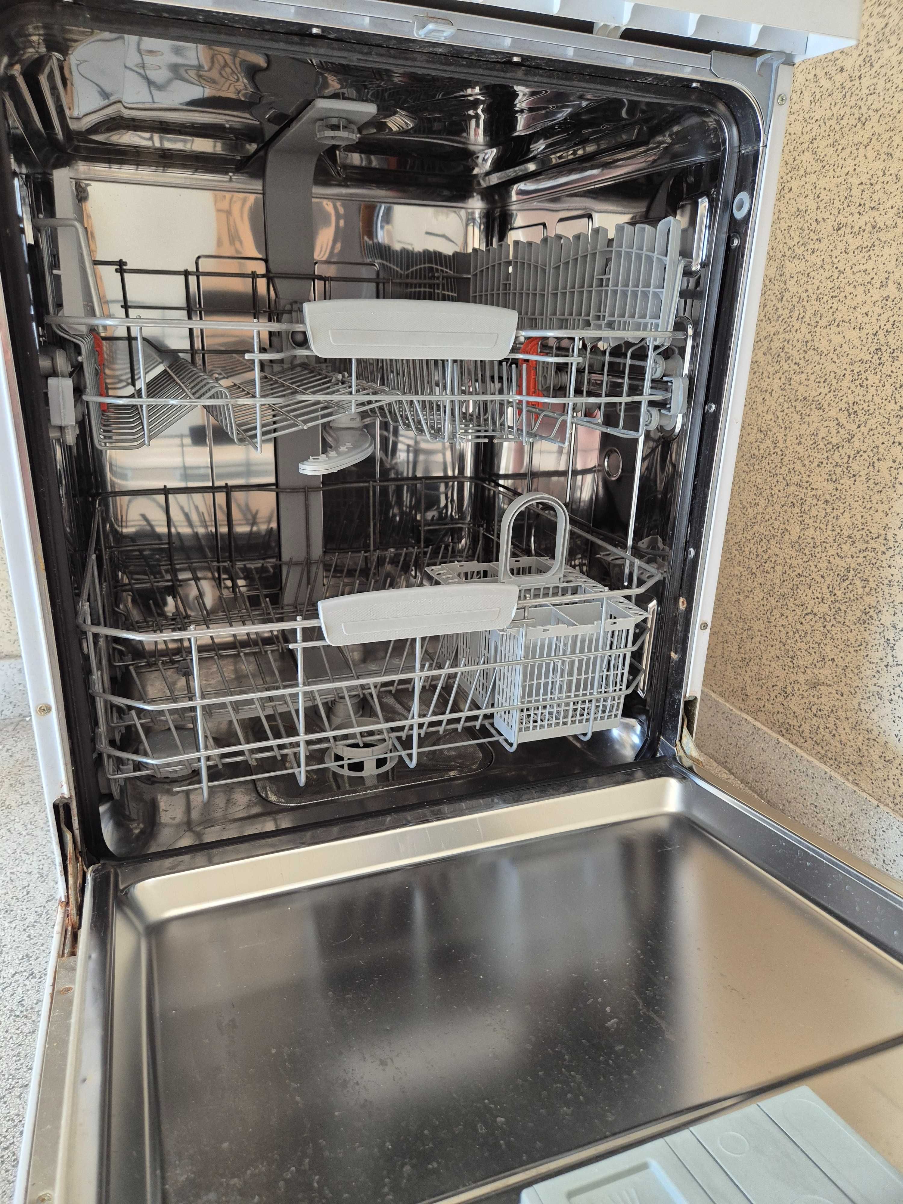 Vendo maquina de lavar loiça Hotpoint (avariada).
