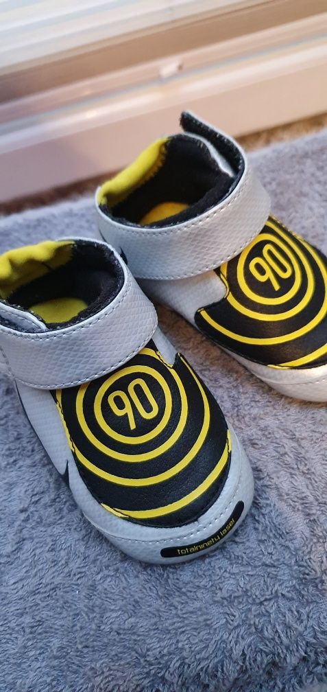 Niechodki NOWE Nike 90 piłkarskie niemowlęce r.17