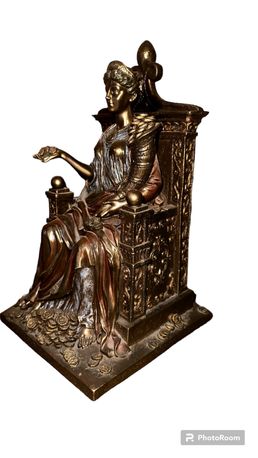 Статуетка Фортуна на троні