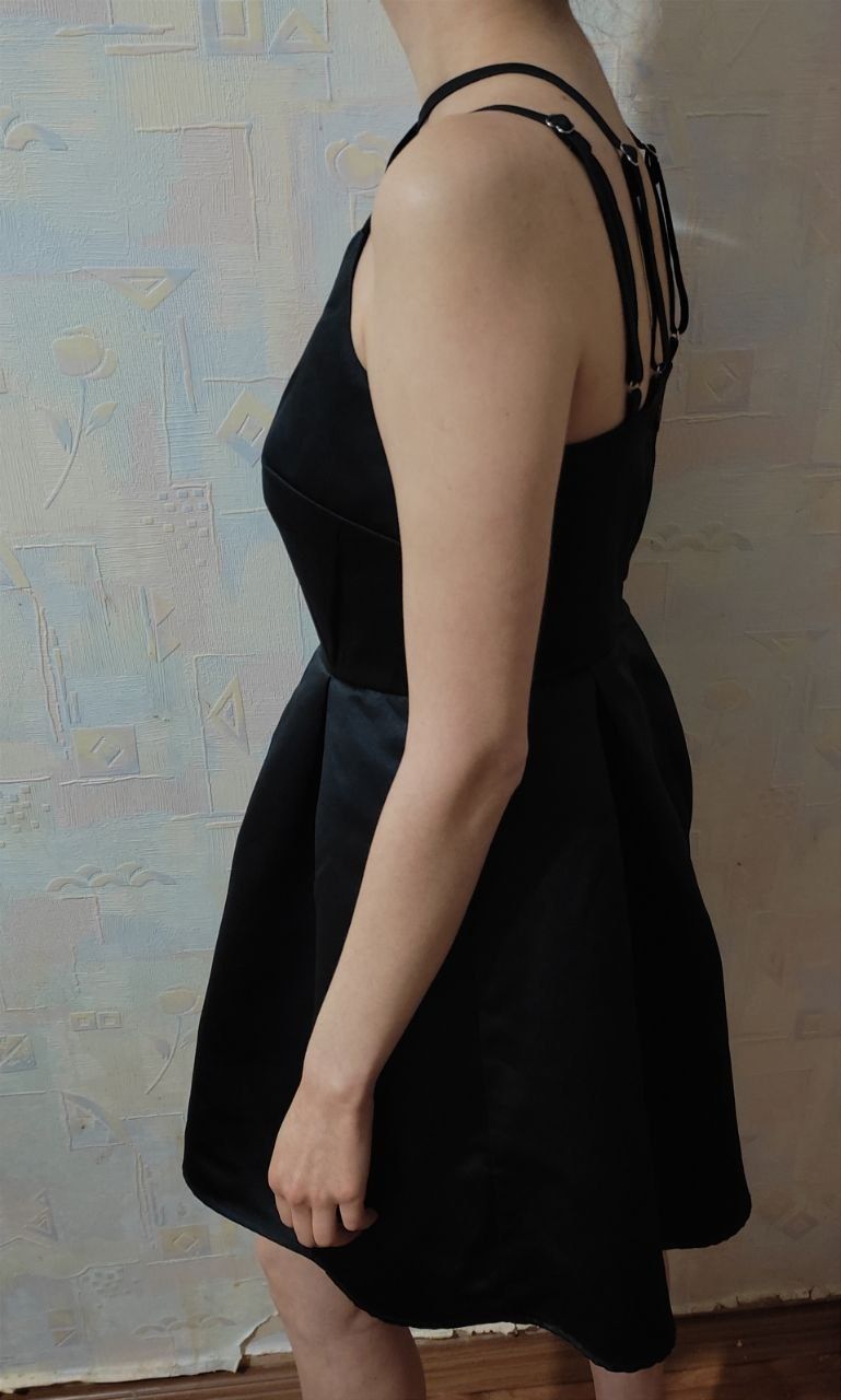 Маленькое чёрное платье с пышной юбкой, нарядное вечернее платье