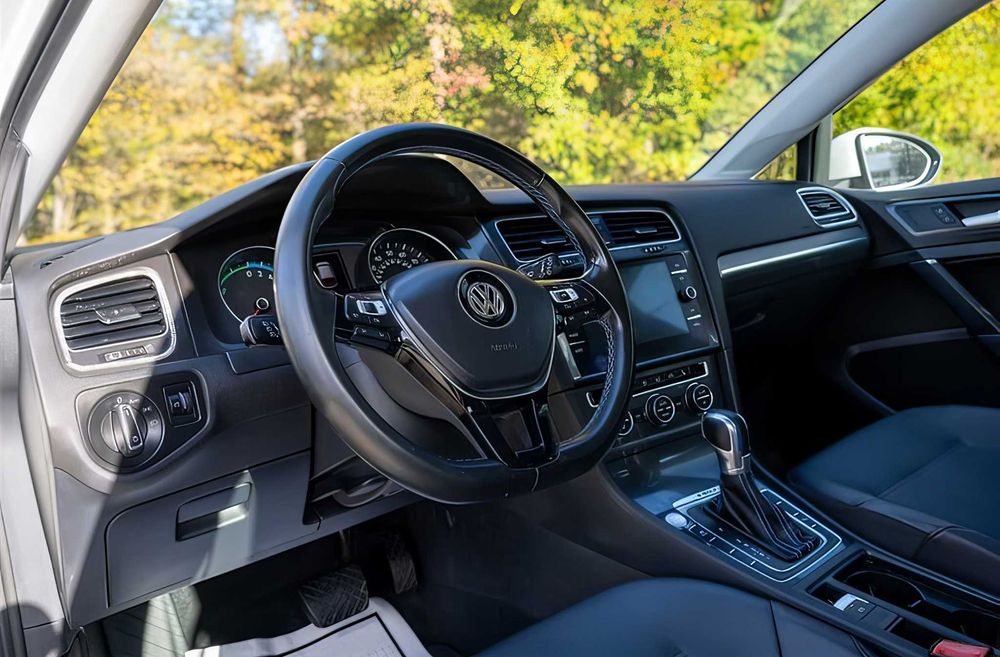 Volkswagen e-Golf      2017