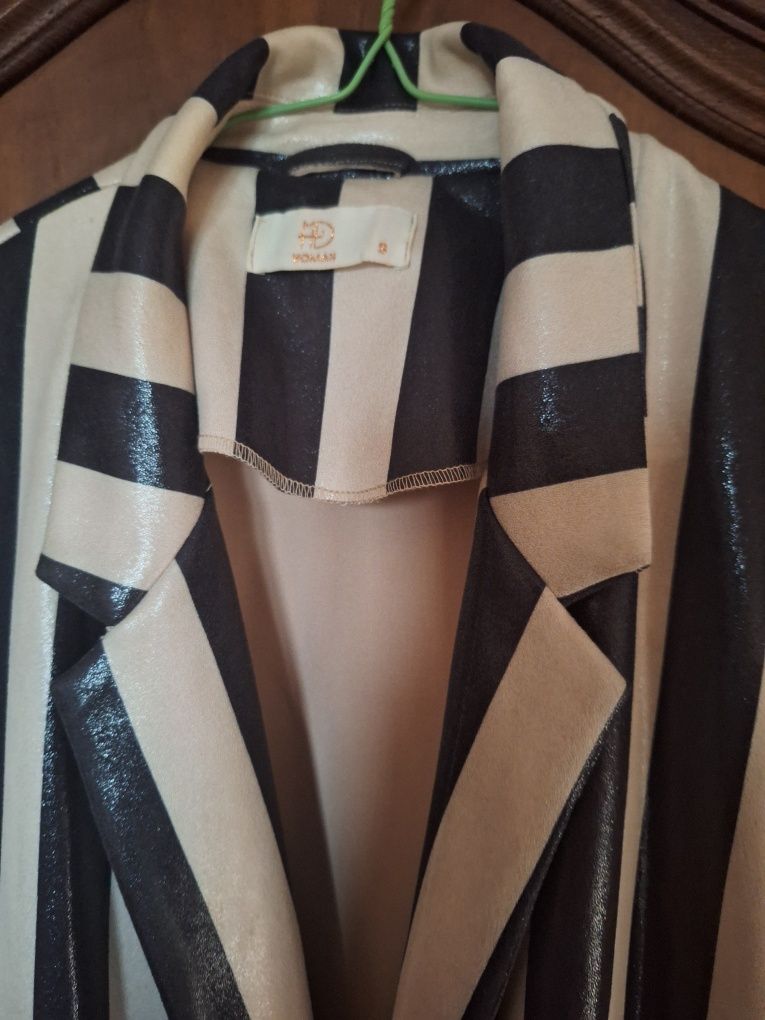 Blazer riscas,em preto e bege
