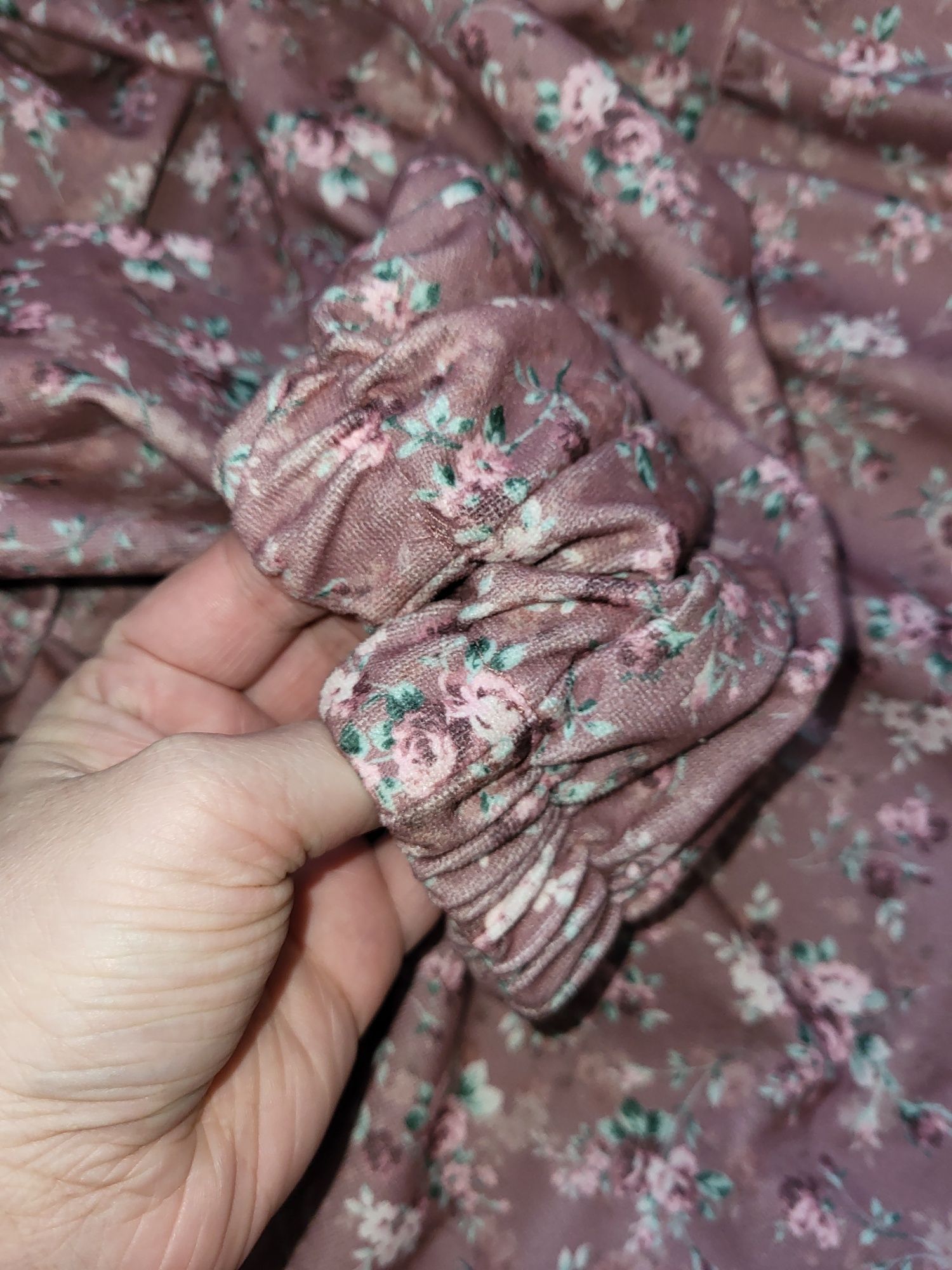 Нарядное велюровое платье в мелкий цветочек с поясом