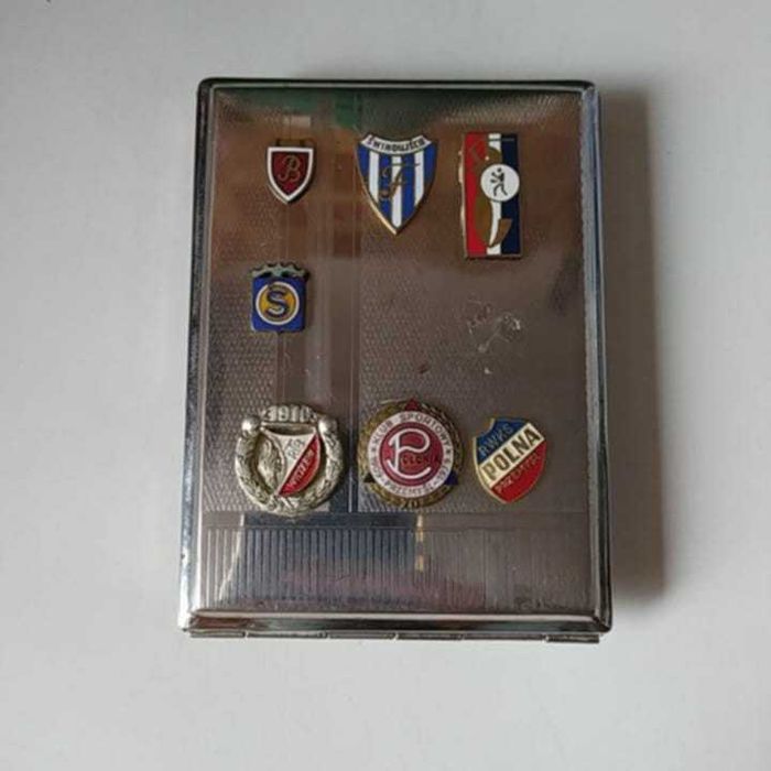Papierośnica z Odznakami Klubów Piłkarskich