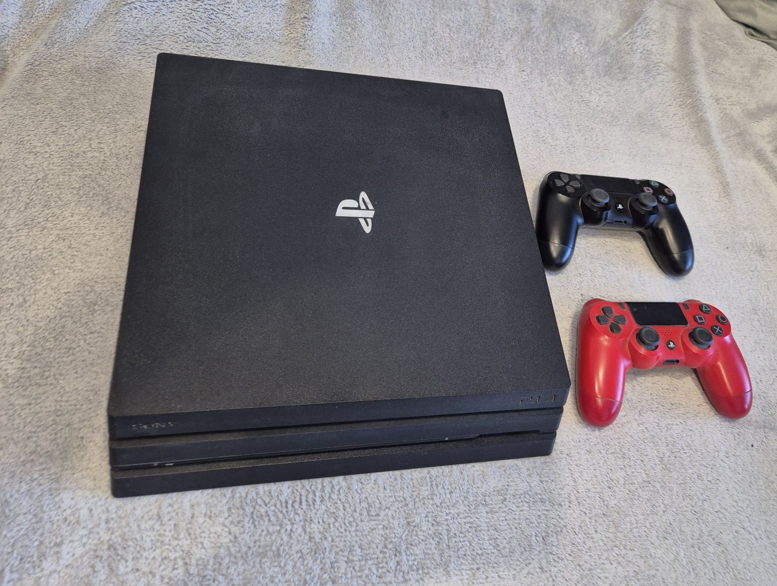 PS4 Pro 1tb + gry