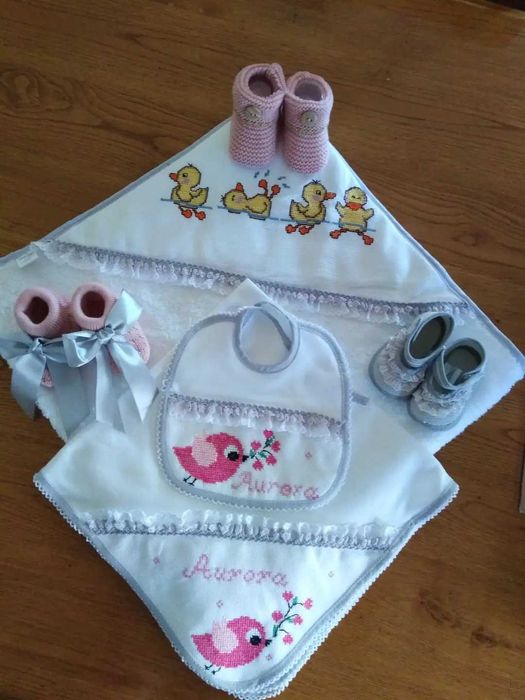 pecas bordadas a mão em ponto cruz para recém nascido