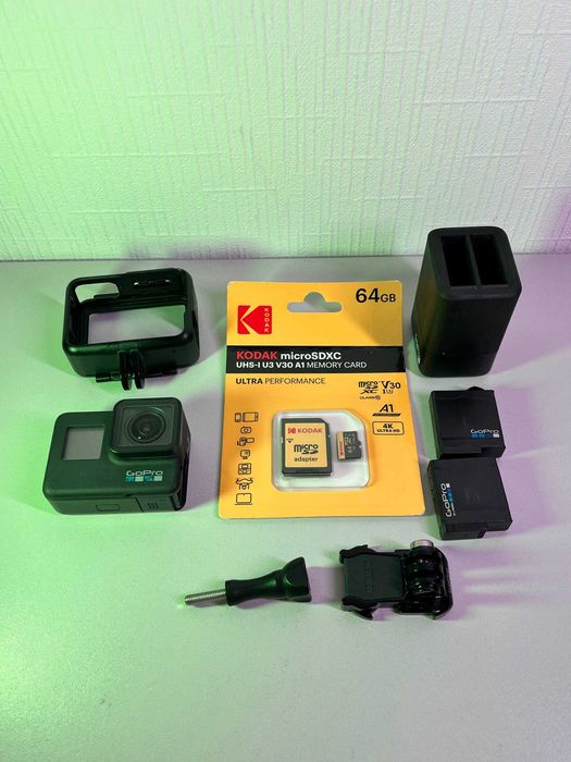 Екшн-камера GoPro HERO 7 Black з зарядною станцією в комплекті.