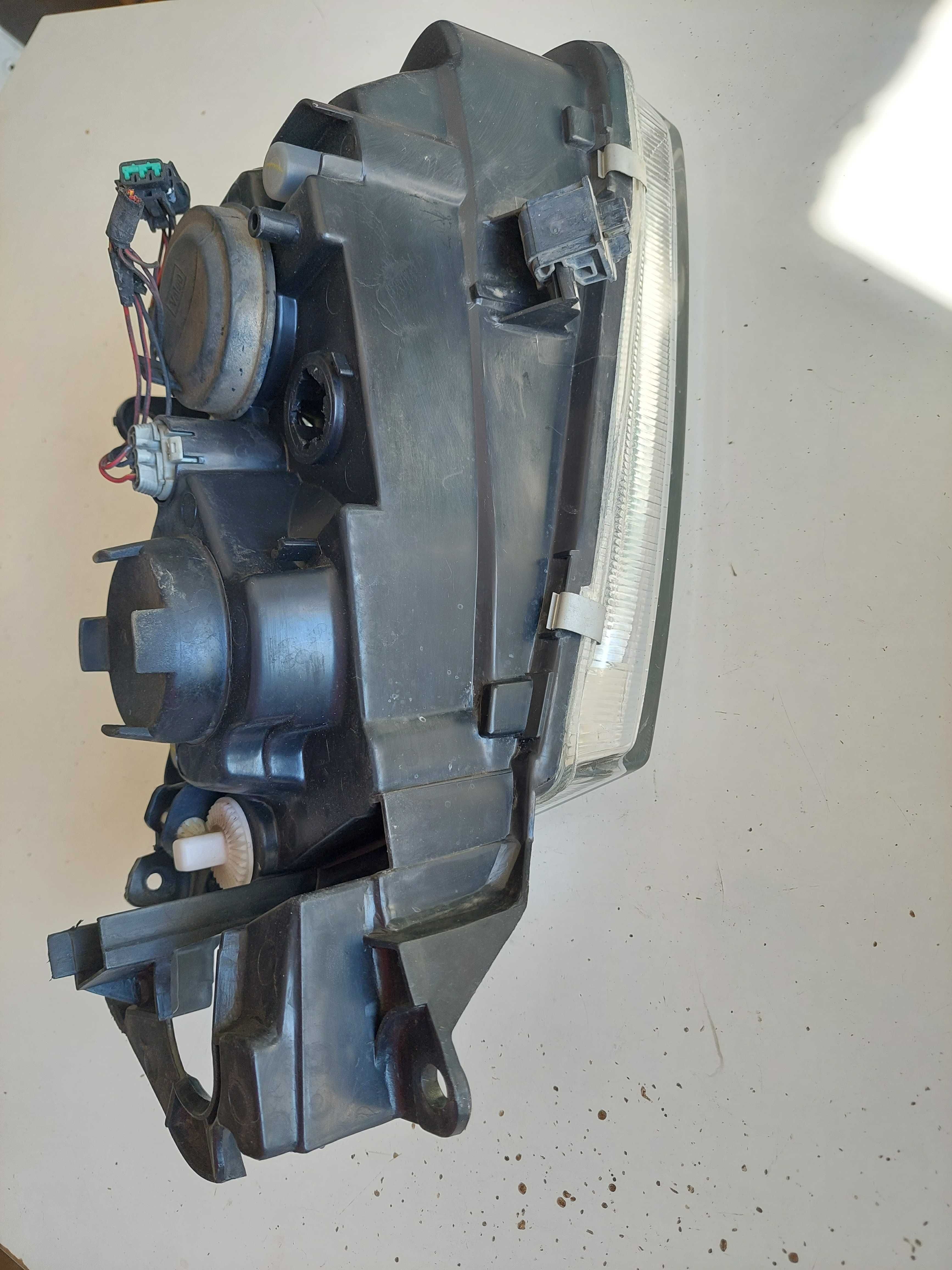 farol Nissan almera esq