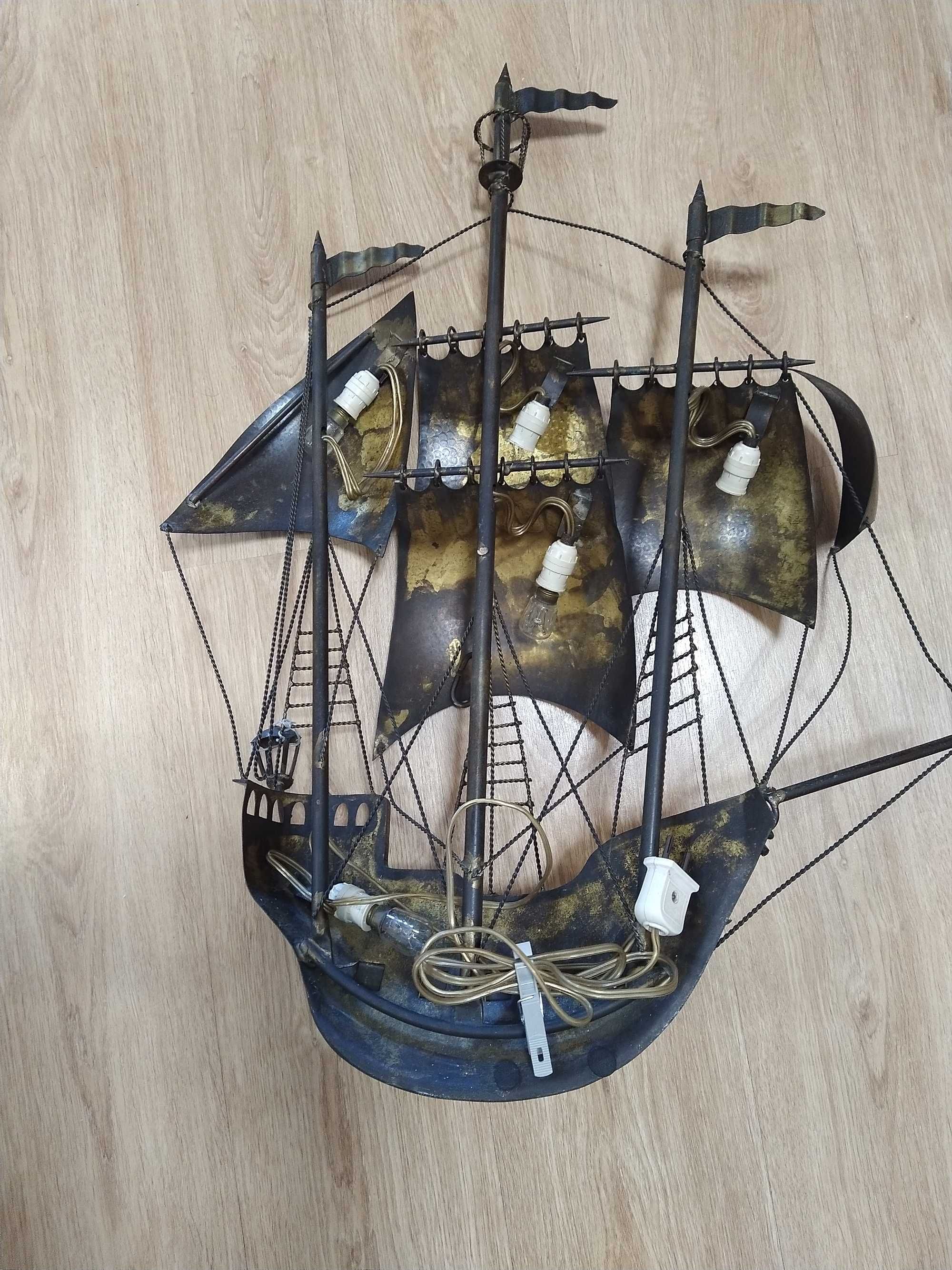 Antigo candeeiro, Caravela Portuguesa. Ferro e metal trabalhado. Arte