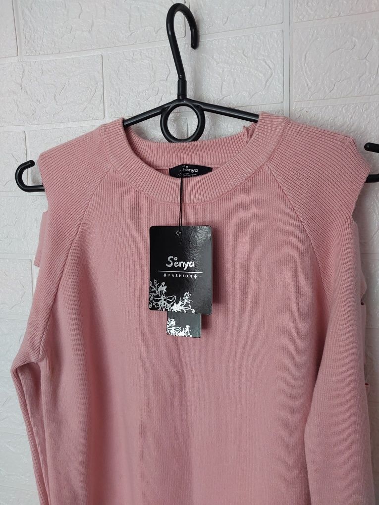 Sweterek różowy nowy z wycięciami na ramionach
