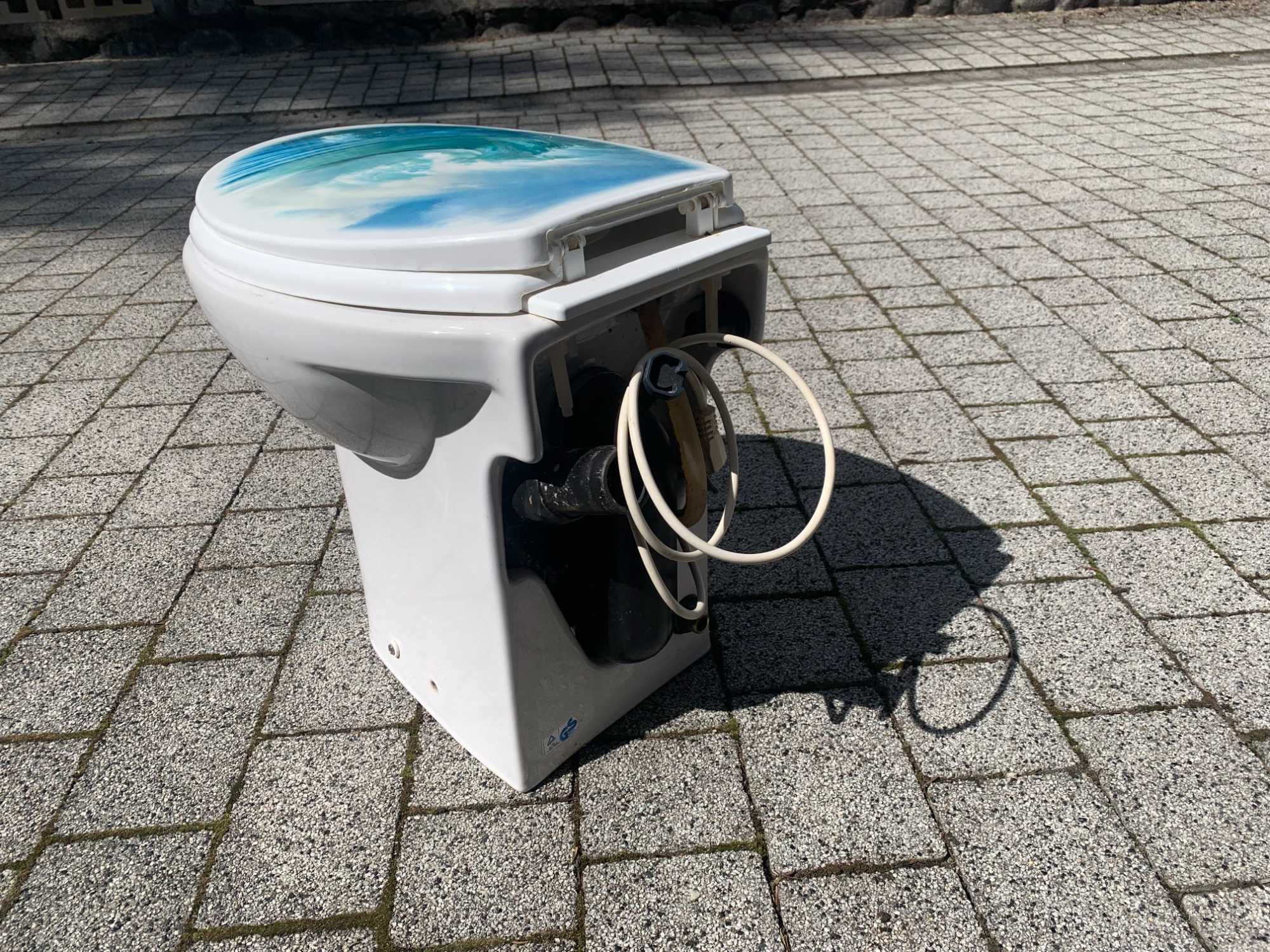 WC z wbudowanym rozdrabniaczem i pampą