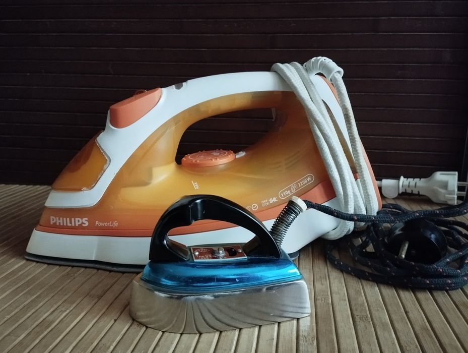 Утюг.  Утюг уэ-4 малогабаритный.  Коллекционерам.