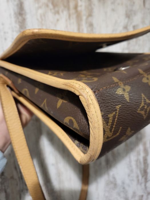 Шкіряна сумка Louis Vuitton.