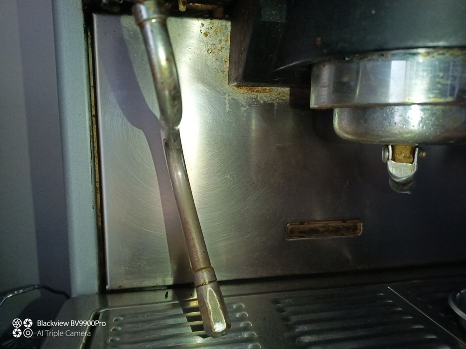 Máquina de café industrial em bom estado