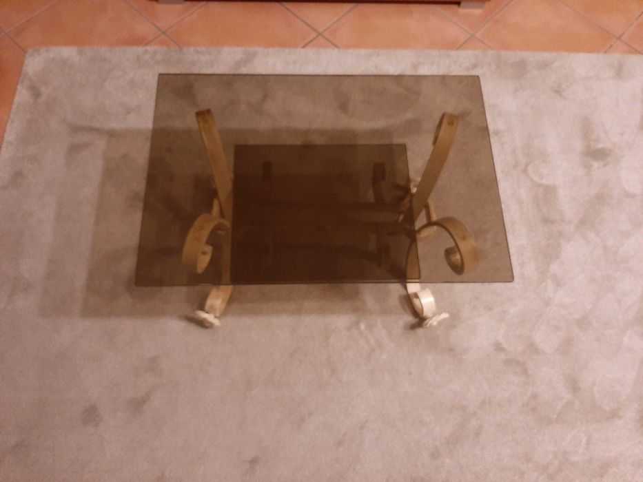 Mesa de ferro forjado com tampo de vidro