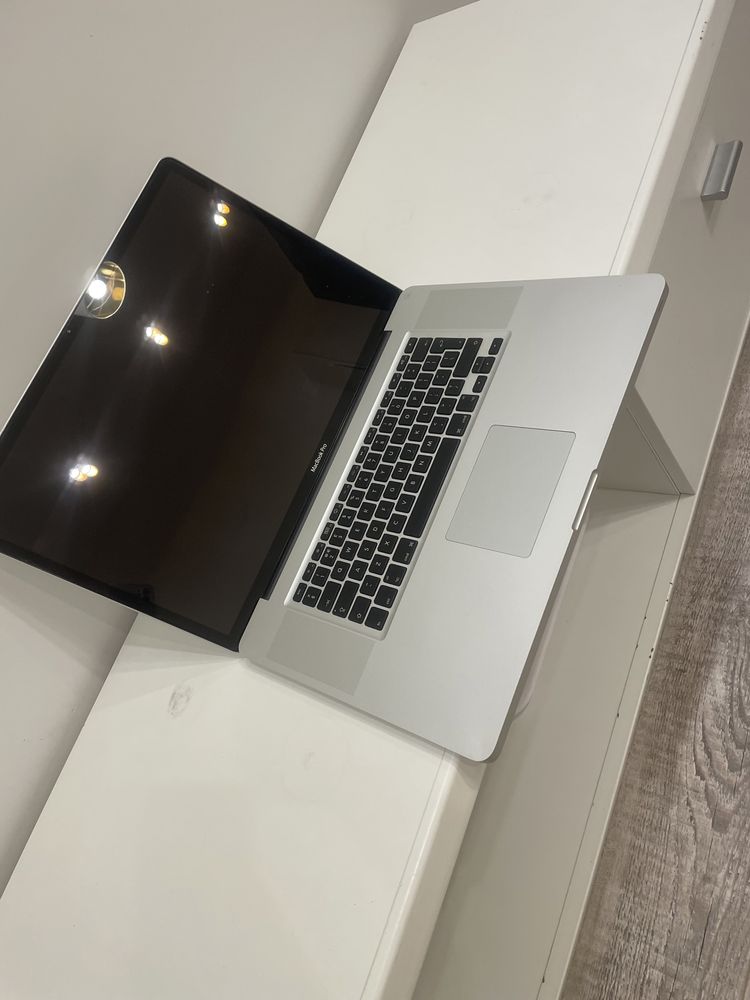 Uszkodzony laptop MacBook Pro model A1297 17 cali