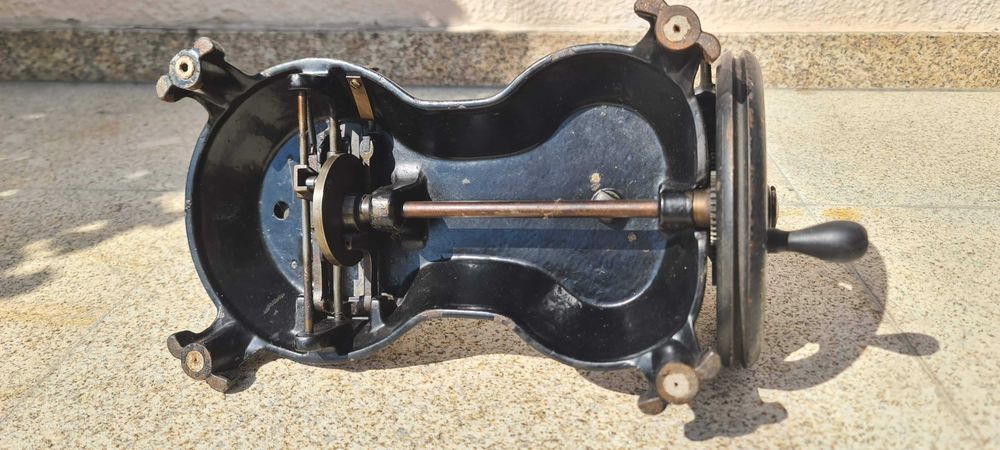 Vendo máquina de costura antiga de coleção