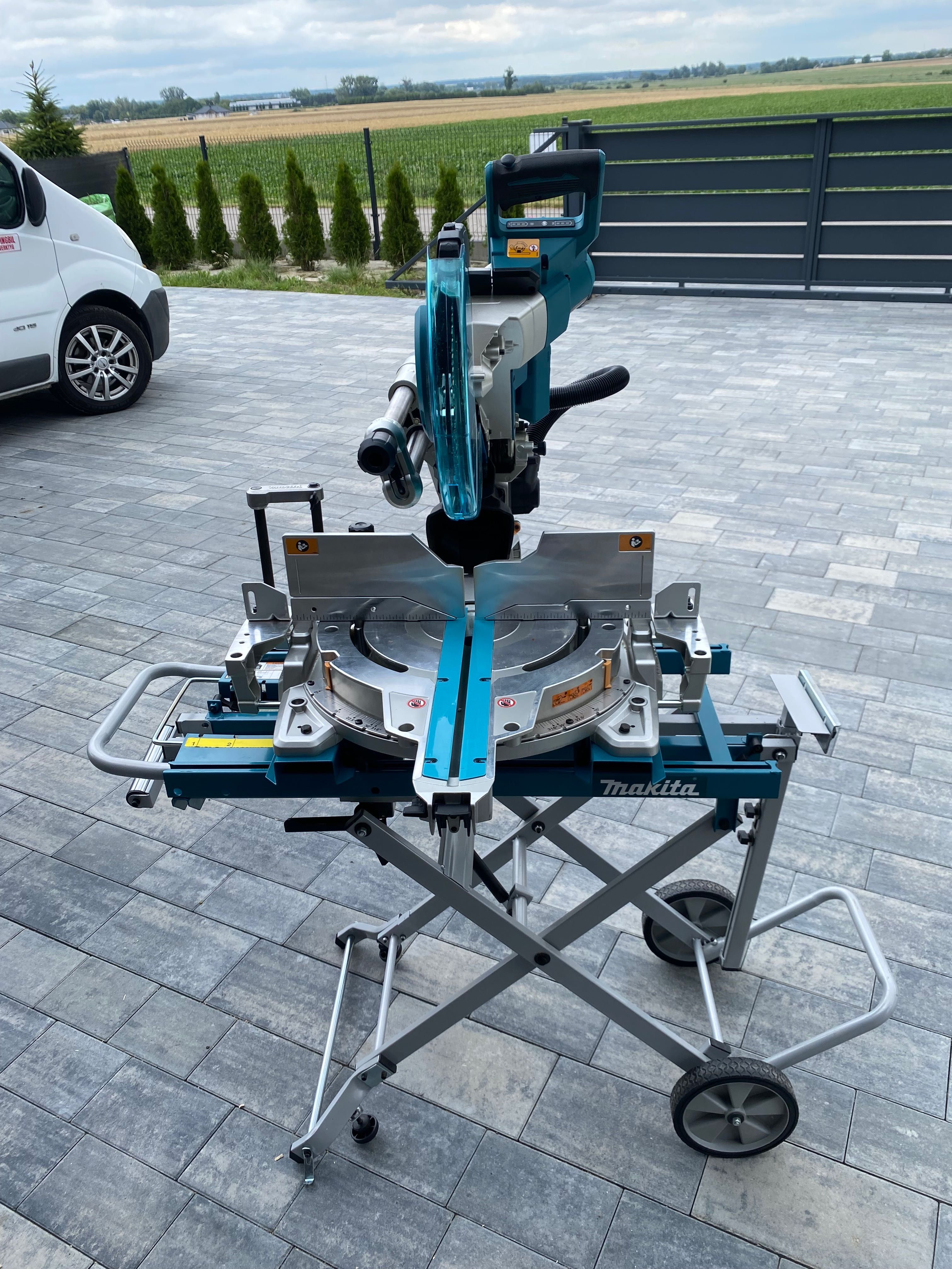 Piła ukośnica  Makita  DLS211