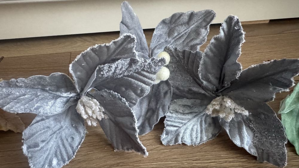 новорічний декор, квіти декоративні, квіти на ялинку