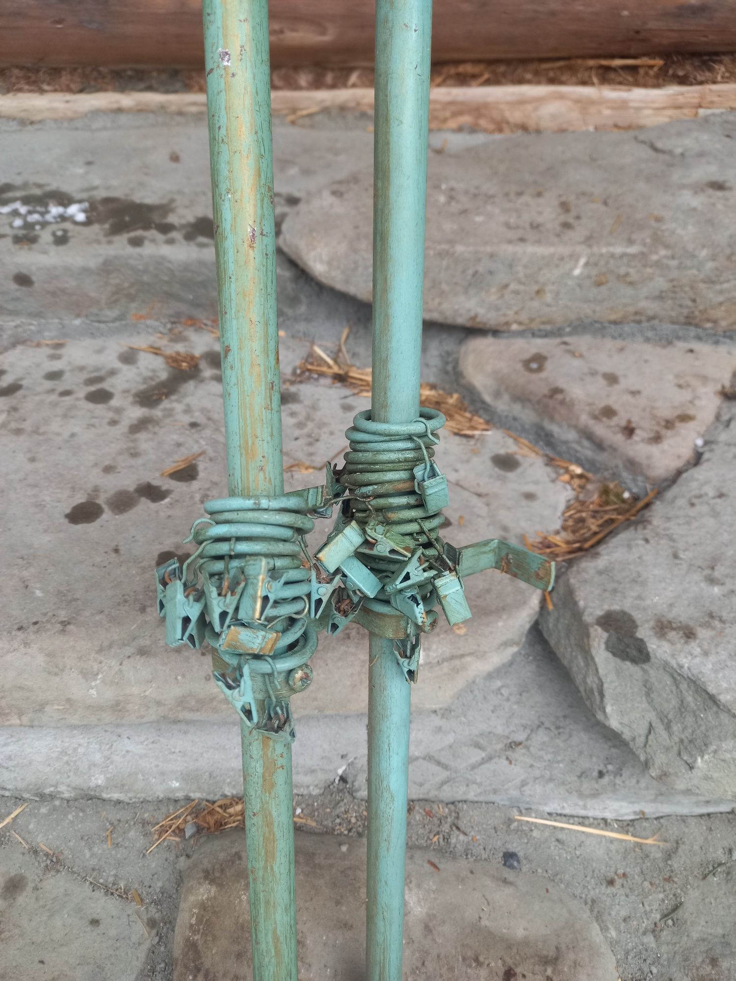 Karnisz metalowy z żabkami