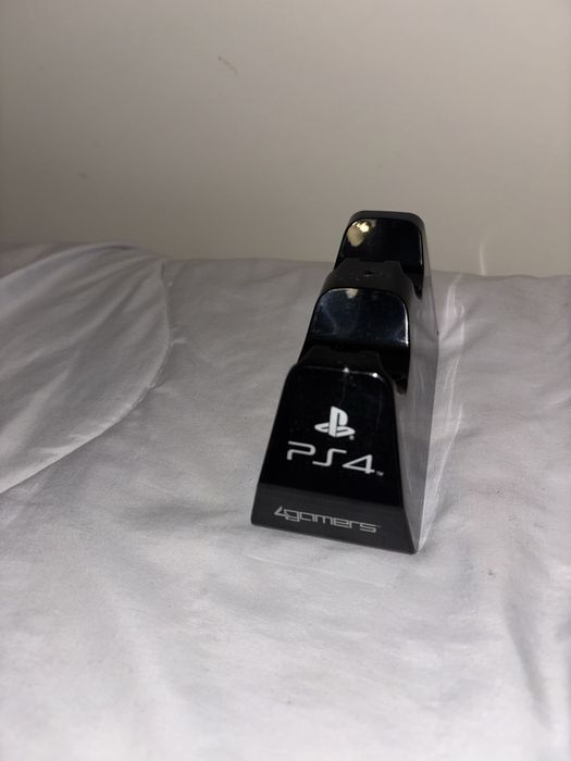 Ps4 normal com acessorios e jogos