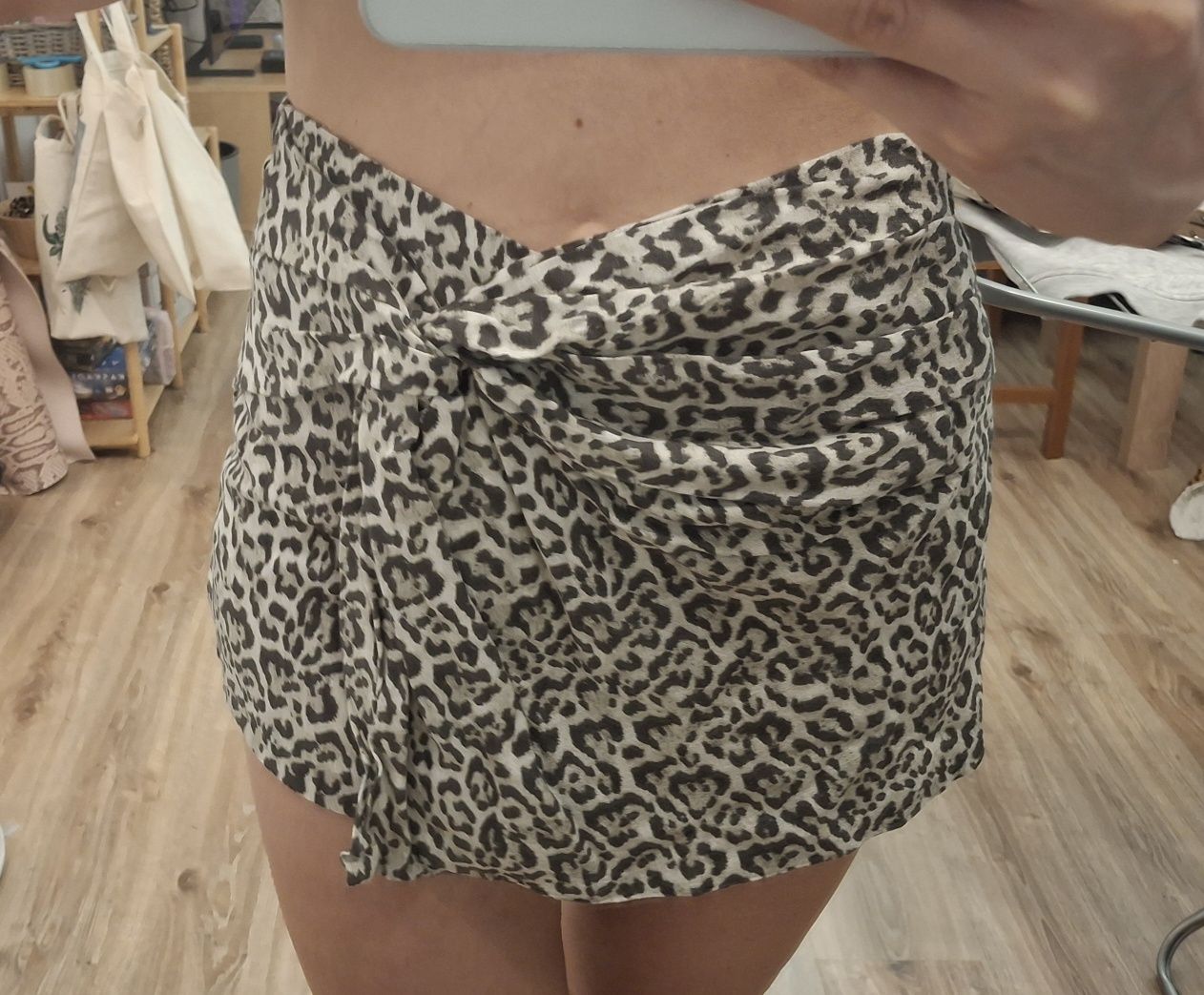 Nowe spodnicospodenki panterka cętki mini szorty M Stradivarius
