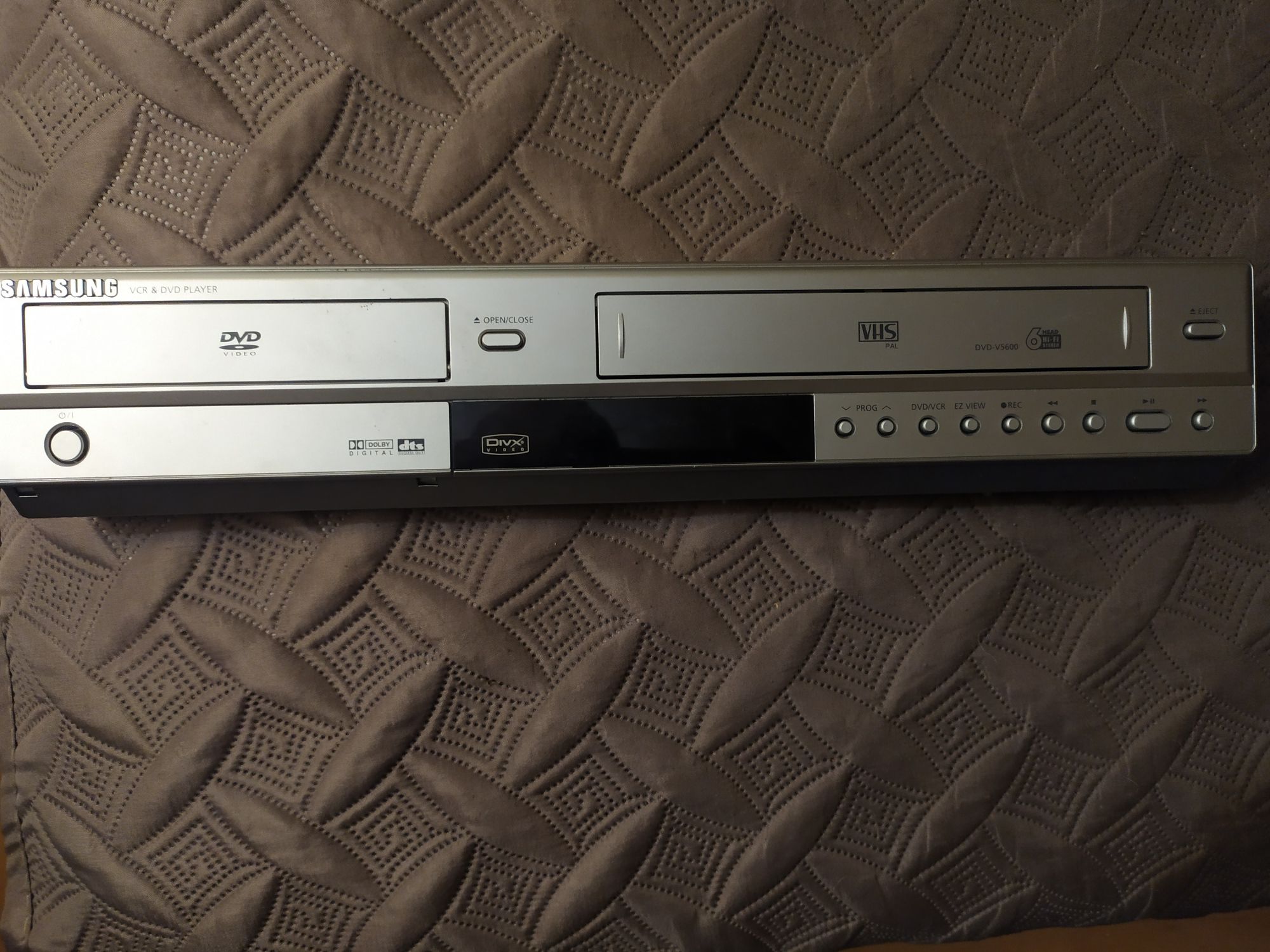 Módulos de VHS e DVD de um Samsung V5600