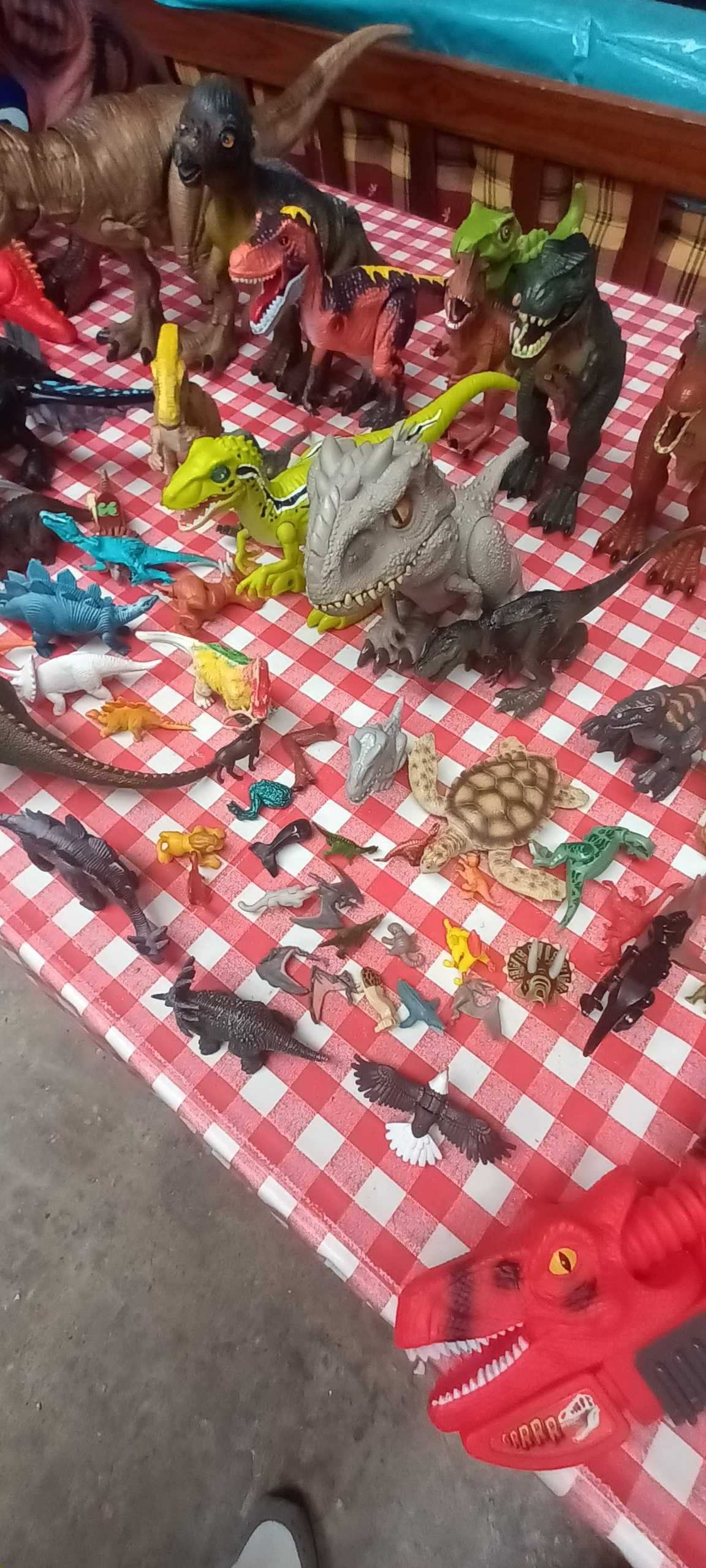 Dinoussauros de varios tamanhos posso vender á unidade