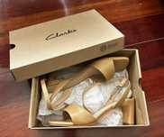 Sandália Clarks com salto – Tamanho 39