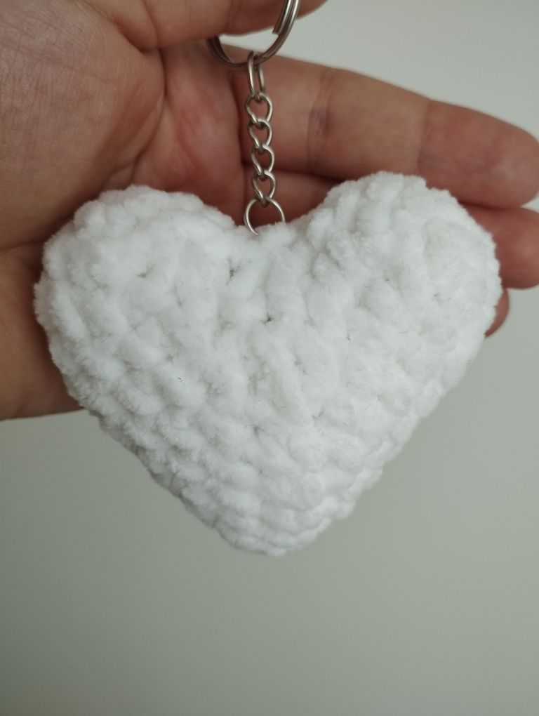 Brelok serce biały pluszak szydełkowy amigurumi