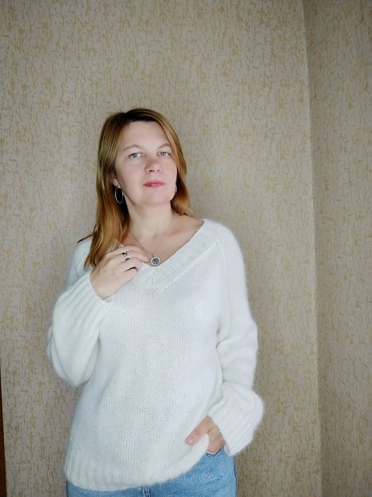 Жіноча ангорова кофтинка ручної роботи.