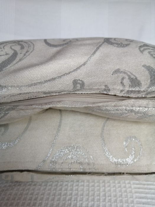 Conjunto de almofadas creme com fio prata