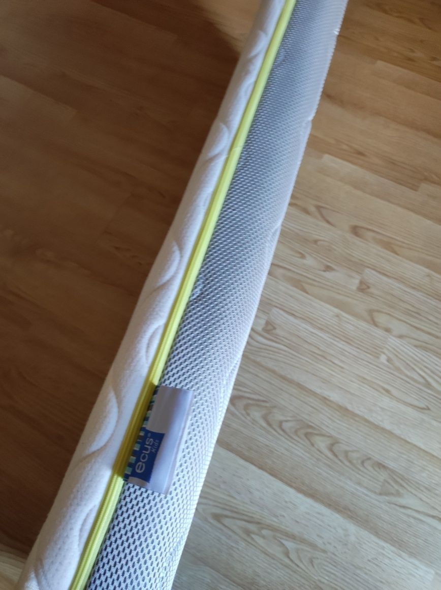 Berço com colchão e jogos de roupa de cama