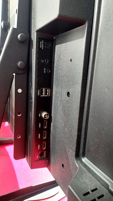 Телевізор Bravis UHD-50M8000