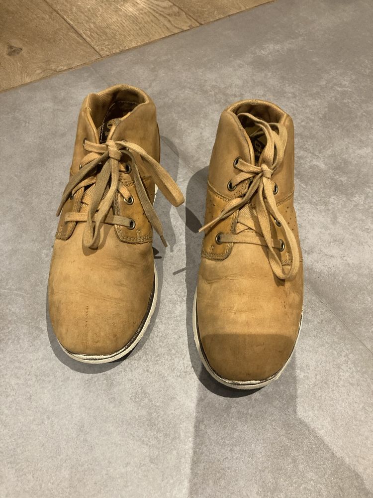 Młodzieżowe buty z nubuku Timberland rozm. 38