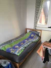 łóżko w pokoju 2 osobowym w domu jednorodzinnym bielany