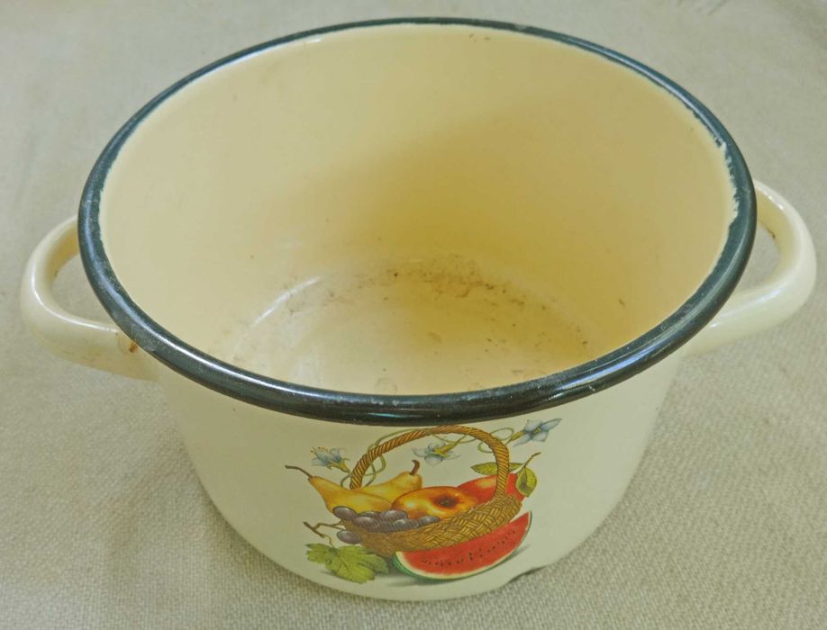 Кастрюлька  почти новая стальная эмалированная обьем 1,7 литра фрукты