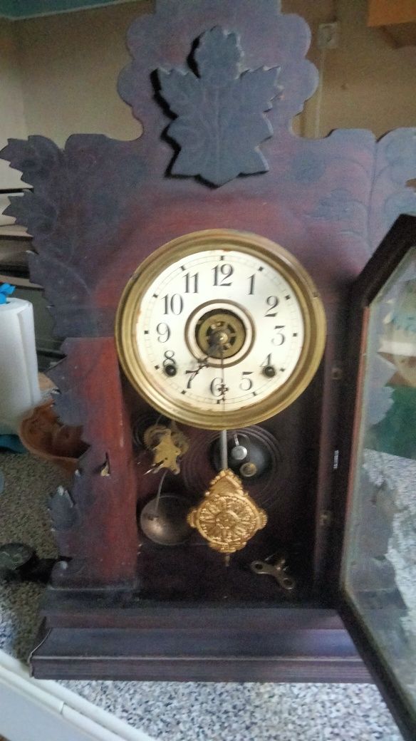 Relógio de pêndulo e corda antigo