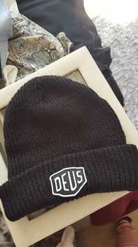 Gorro marca Deus e carhartt