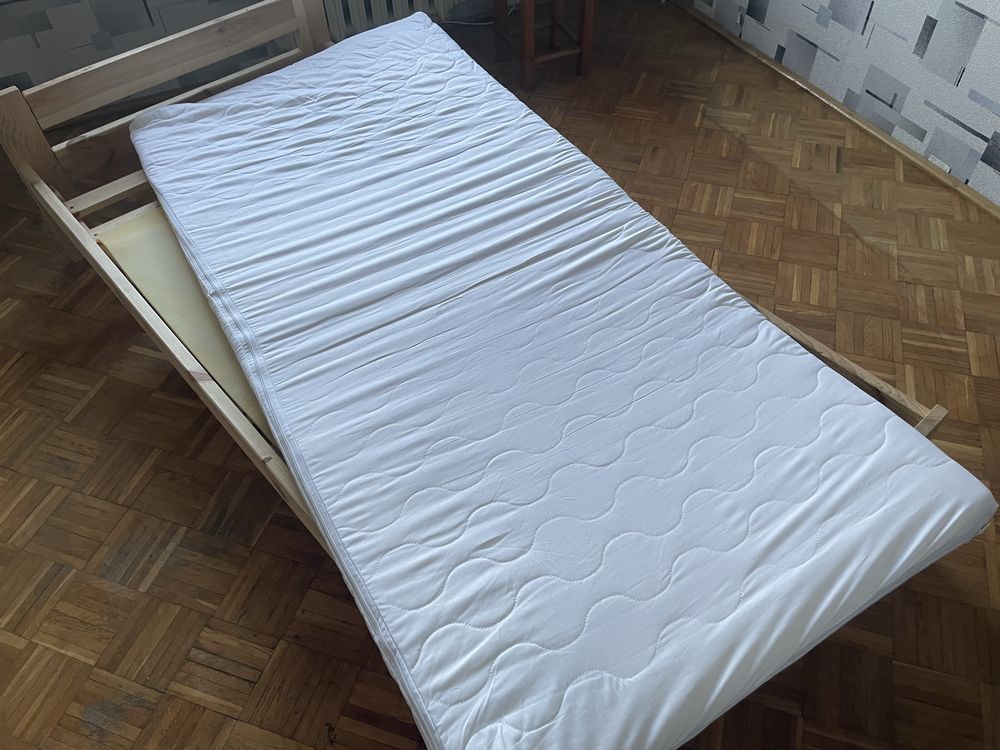 Łóżko z materacem