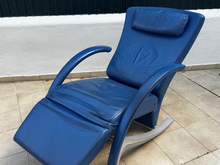 Cadeirão Rolf Benz – Design Alemão em Pele Azul
